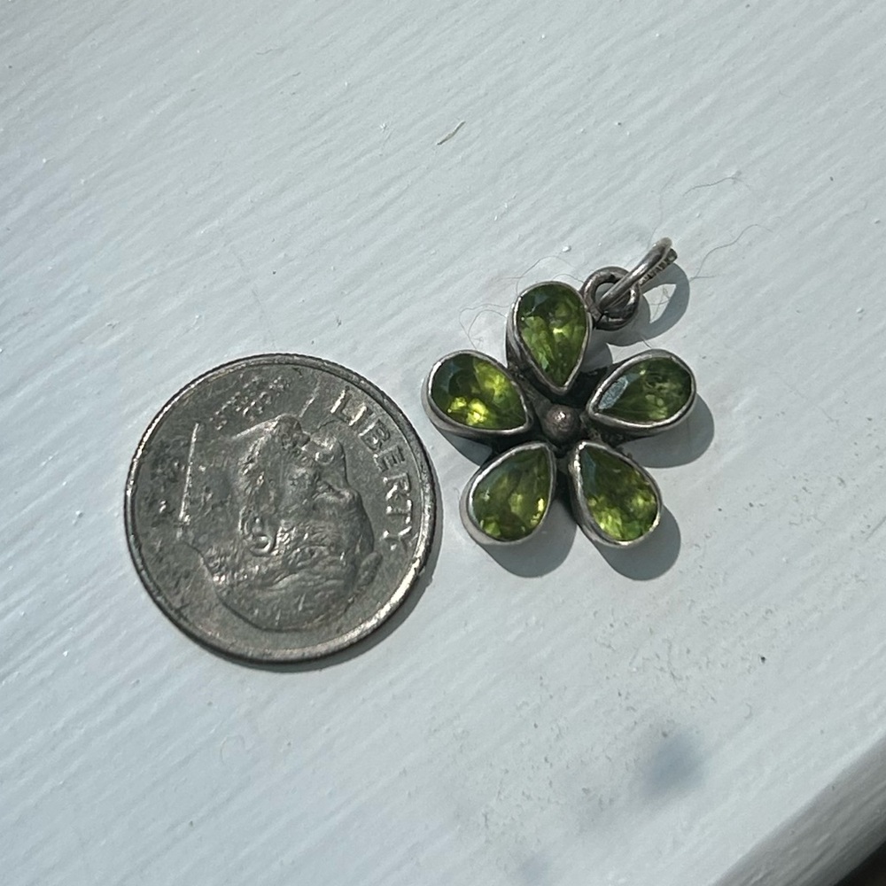Sterling silver & peridot flower pendant - Picture 4 of 4
